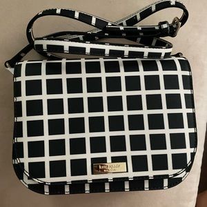Kate spade carsen laurel way black white crossbody